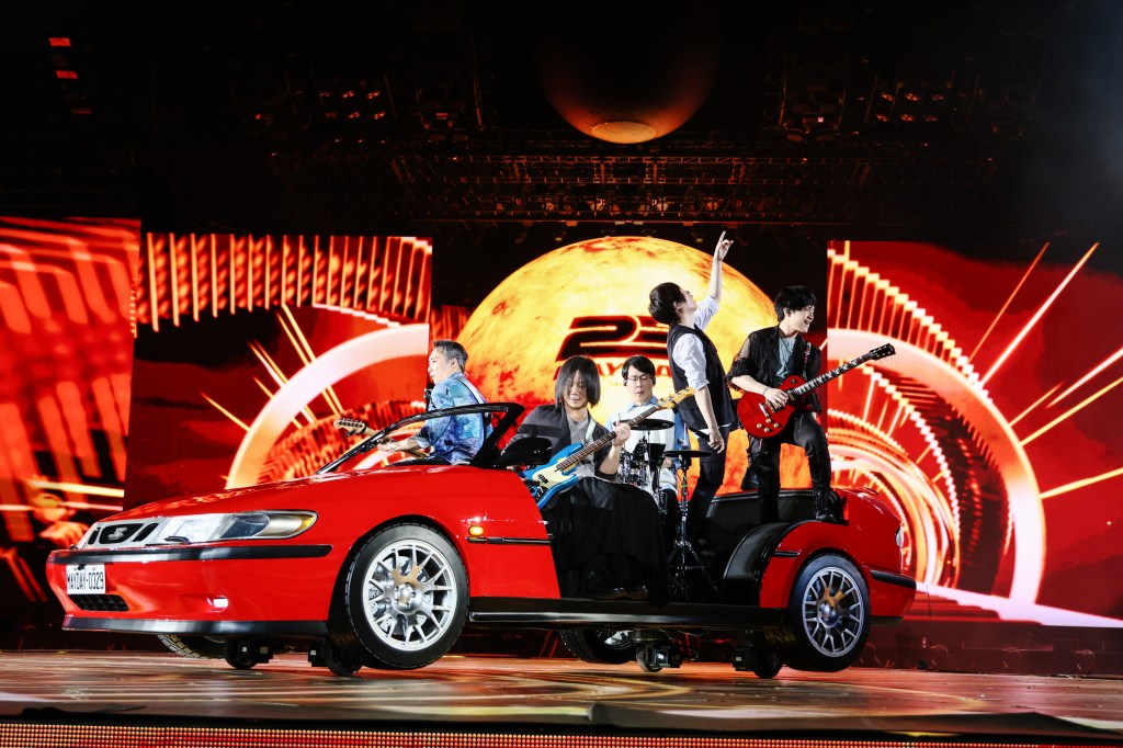 五月天復刻《恆星的恆心》演唱會的紅色跑車登場