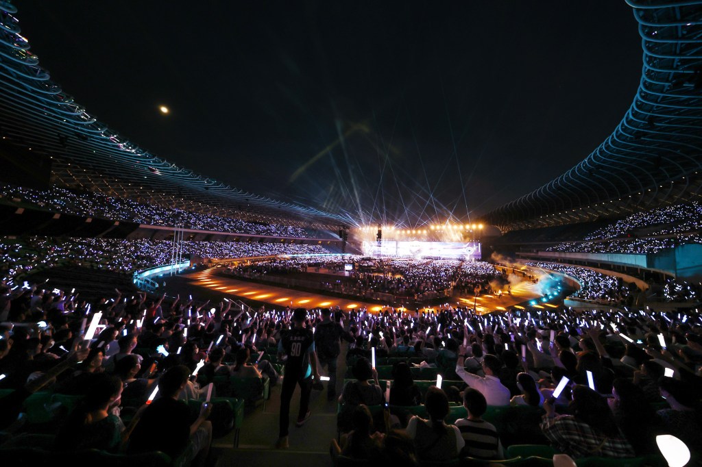 五月天《回到那一天》25週年巡迴演唱會在高高雄世運舉辦5場