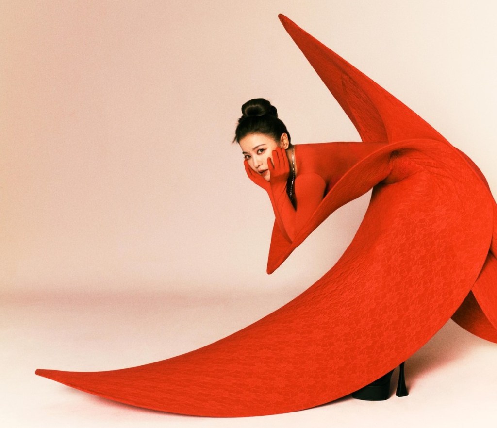 【bin】丁噹新專輯《日與夜，跟自己說晚安》封面豔紅造型宛如上弦月 實體3/15發行 畢展熒不規則設計彰顯無拘無束心態