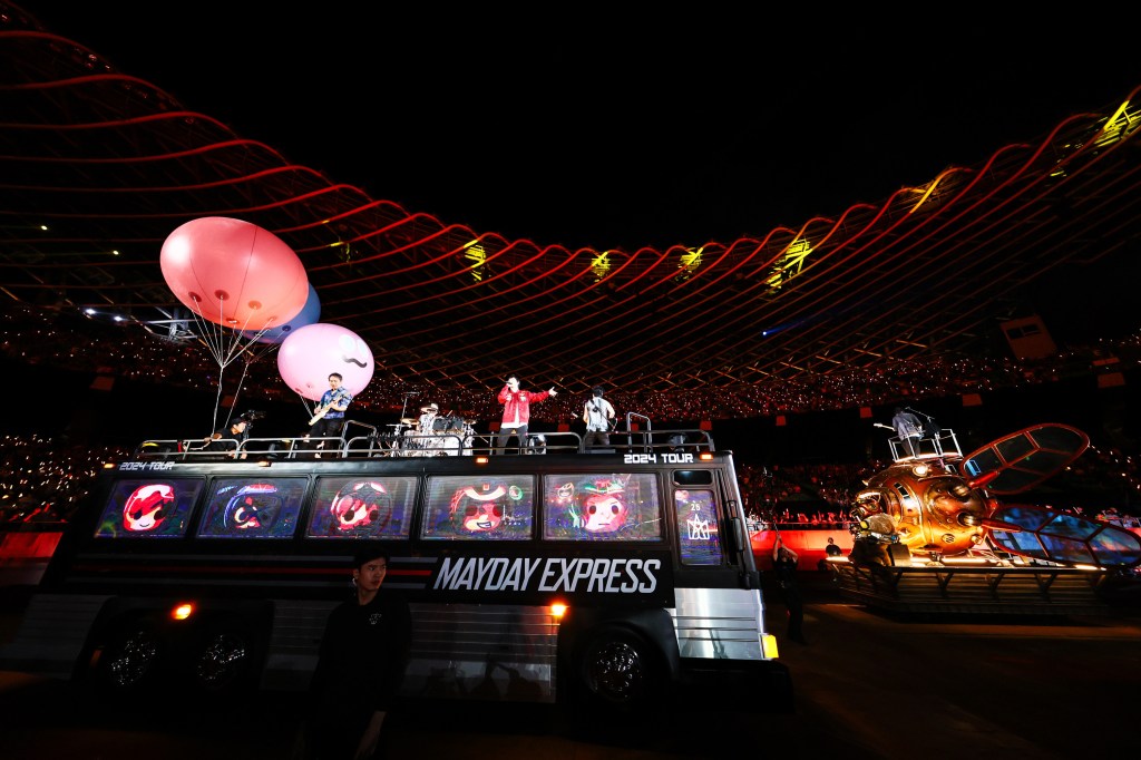 五月天《回到那一天》打造喵星人大飛球、「MAYDAY EXPRESS」環場