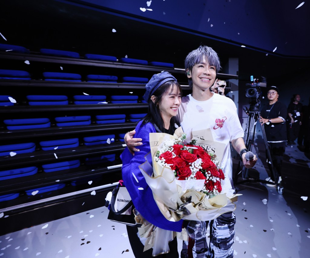 鼓鼓在演唱會上實踐「當我變成我們」向女友大元求婚