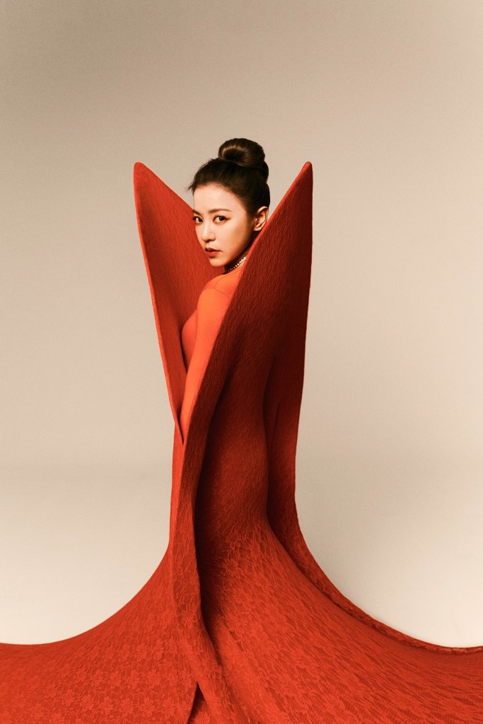 丁噹《日與夜,跟自己說晚安》專輯封面的豔紅特殊造型設計服,宛如上弦月形狀