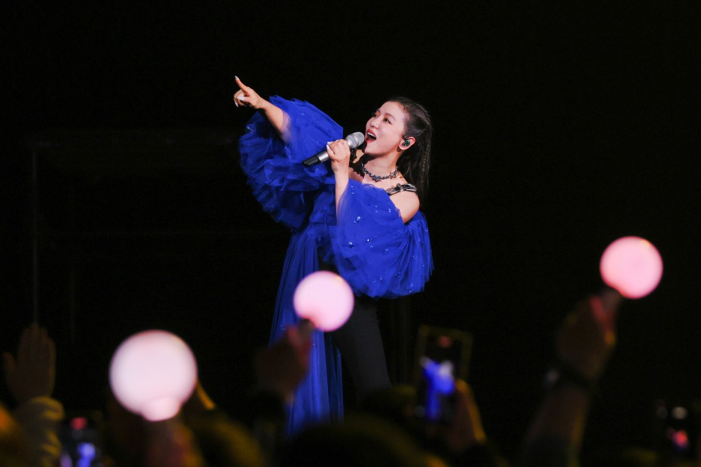 丁噹展現搖滾的一面