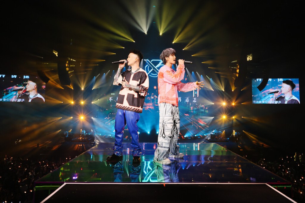 【bin】GX 鼓鼓呂思緯、蕭秉治登高流「大玩一票」 攜10名舞者及5人編制樂團大陣仗演出 不忘獻唱MP魔幻力量經典作品