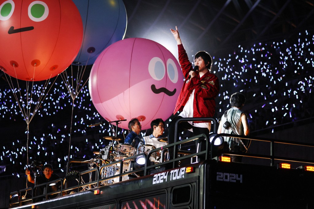 五月天將2023線上跨年演唱會載具直接重現到演唱會上