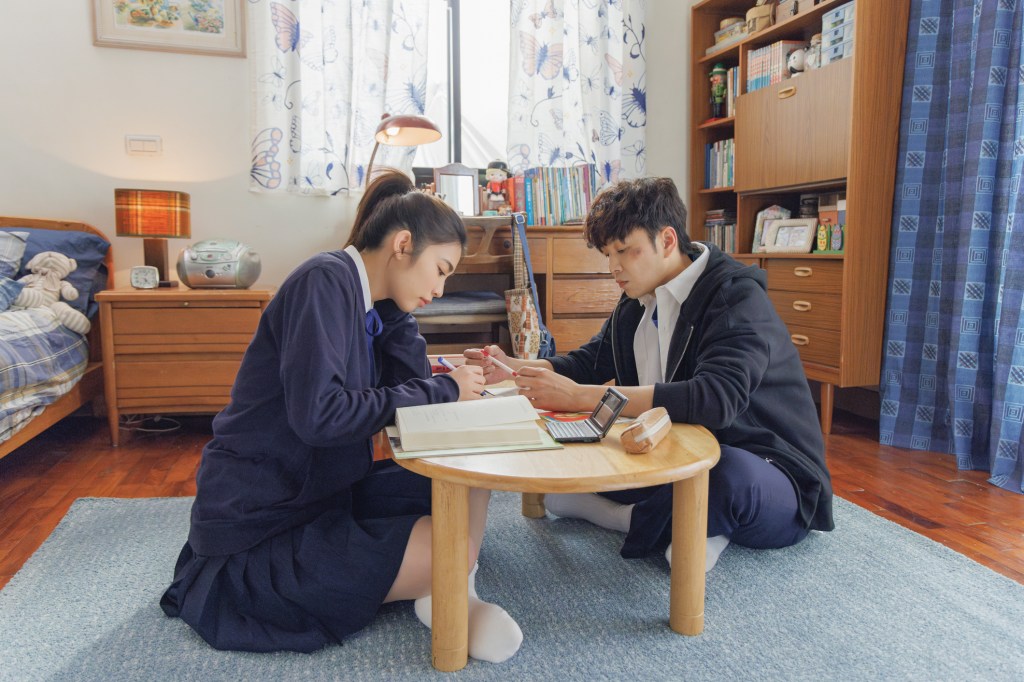 書偉與宇宙飾演學生戀人