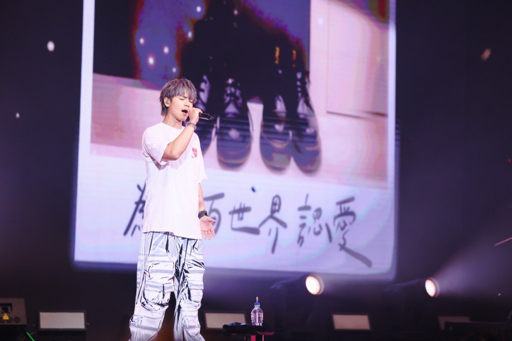 鼓鼓向全世界認愛