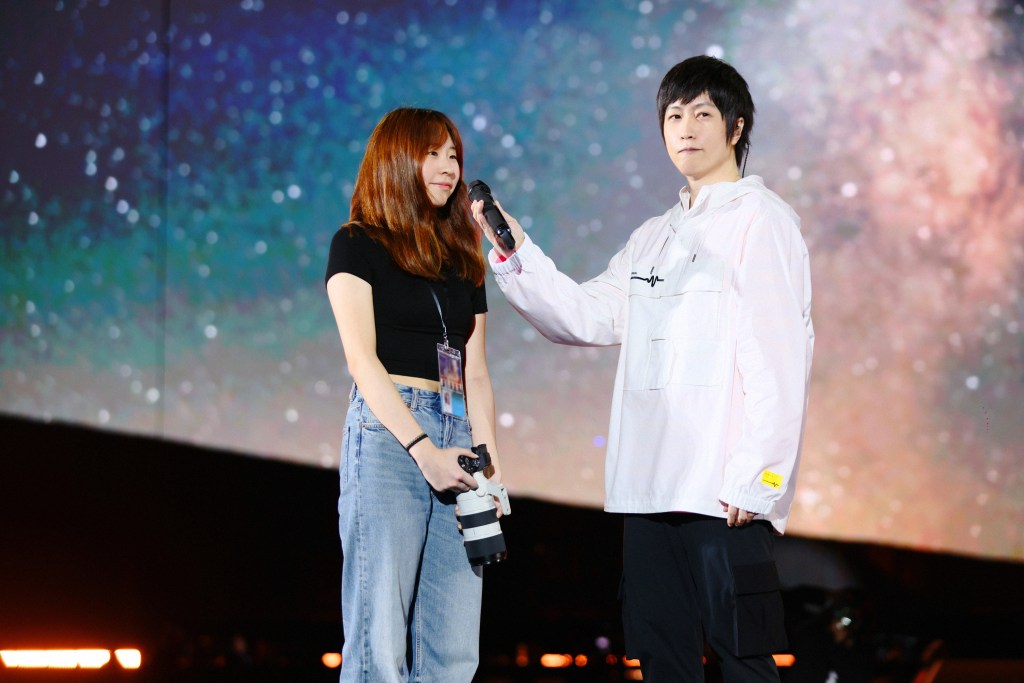 冠佑女兒「小薔薇」化身攝影師 為阿信與全場歌迷拍下珍貴合照