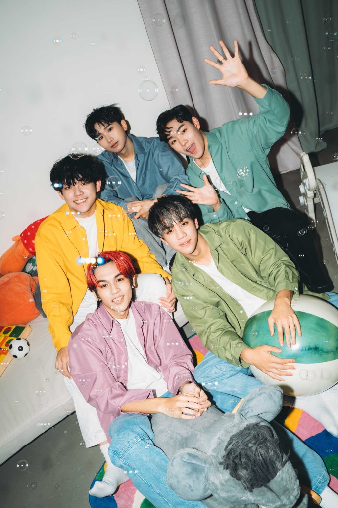 AcQUA源少年28日推出首張專輯，專輯內頁拍攝展現親近與清新的一面，前拍左起：盧佾暘、李秉諭，後排左起：林毓家、黃莑茗、須弘道