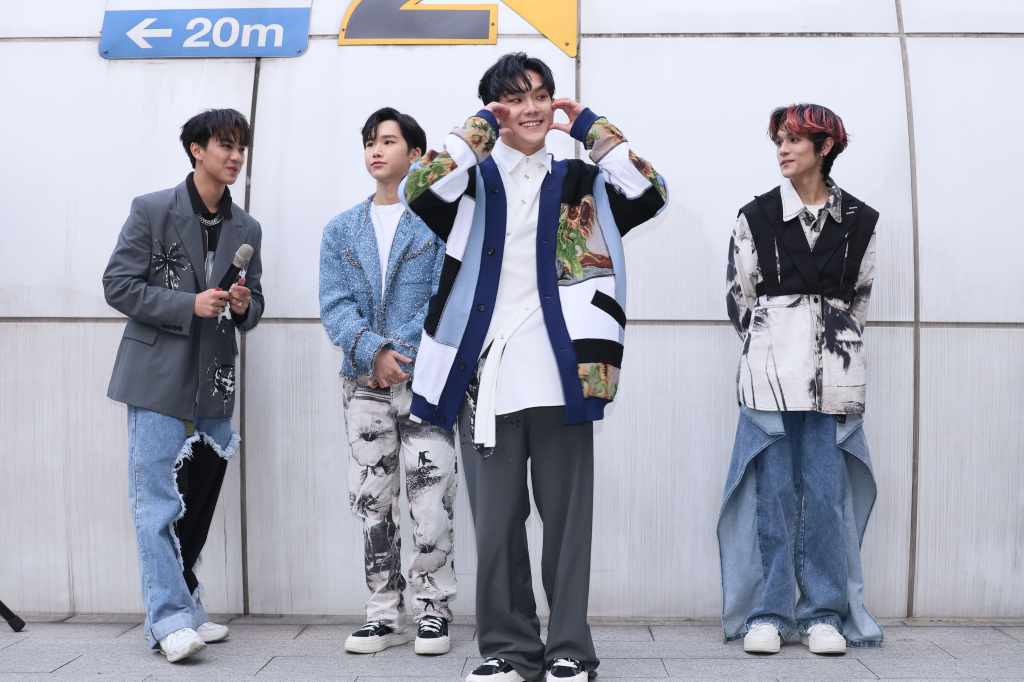 AcQUA源少年林毓家對歌迷比臉頰愛心表達愛意