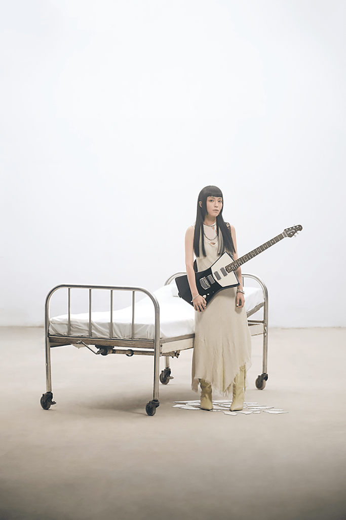 〈也不是第一次死了〉是李嫣首度挑戰拍攝 MV，她在純白背景中穿著白色無袖洋裝，背著電吉他帥氣彈奏