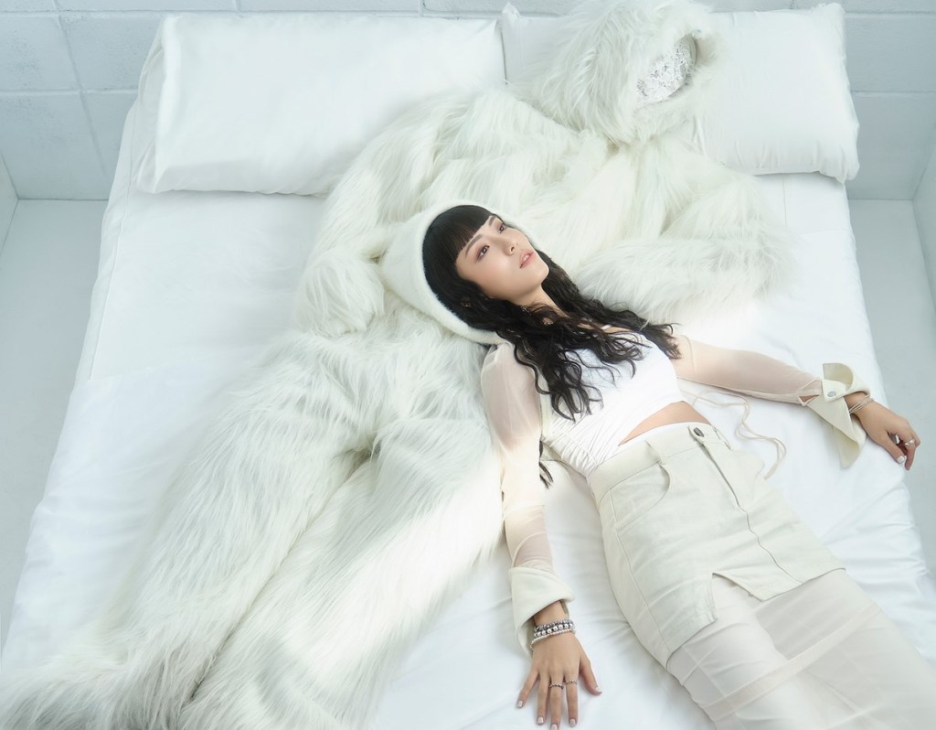 【NEWS】李嫣聽感明亮之作〈我只要你〉盼帶給聽眾力量勇敢往前 MV中代表佔有慾的繩索 羈絆了她與白色毛怪的主從關係