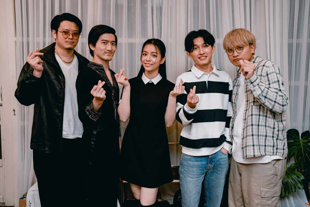 冰球樂團新歌〈不小心〉與宋芸樺合作。左起:主唱王、鍵盤手蒙、宋芸樺、鼓手士捷、貝斯手Nelson