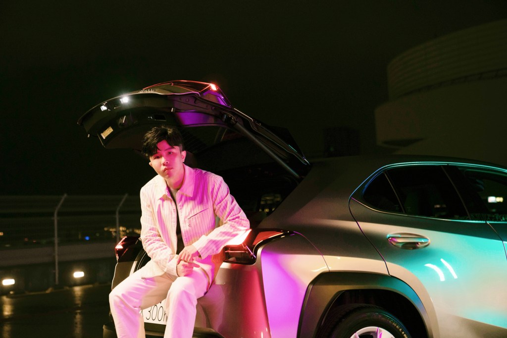 小宇喜歡邊開車邊聽不同類型音樂找尋靈感，或在車上聽即將發行的新作品