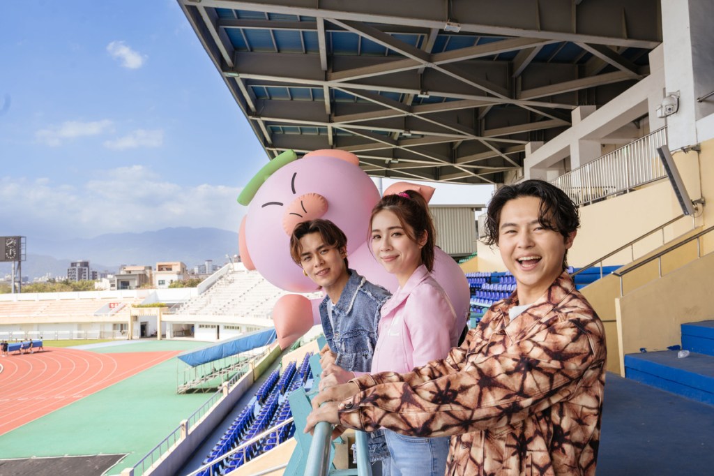 【bin】告五人首次挑戰戶外體育場開唱 搶先赴宜蘭演唱會場地「場勘」 周邊商品近日公布 互動手燈+手燈套令粉絲直呼超可愛