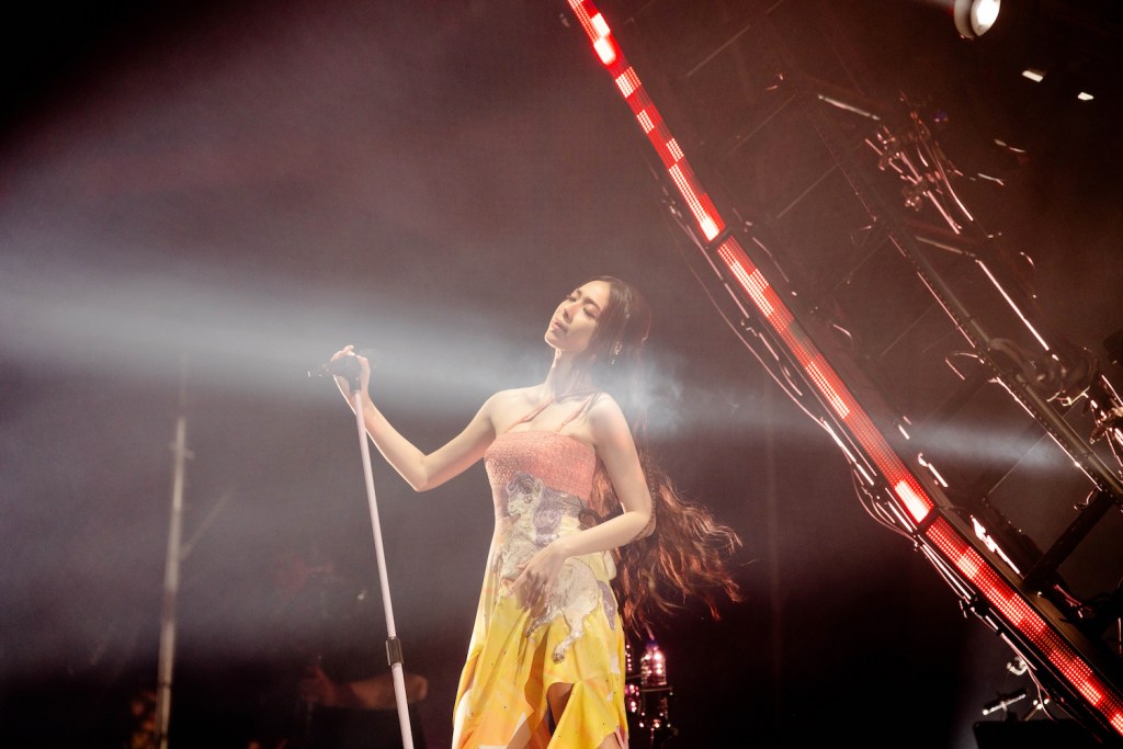 犬青身穿與日本塗鴉鬼才藝術家Lady Aiko跨界合作塗鴉釘製成的戰袍