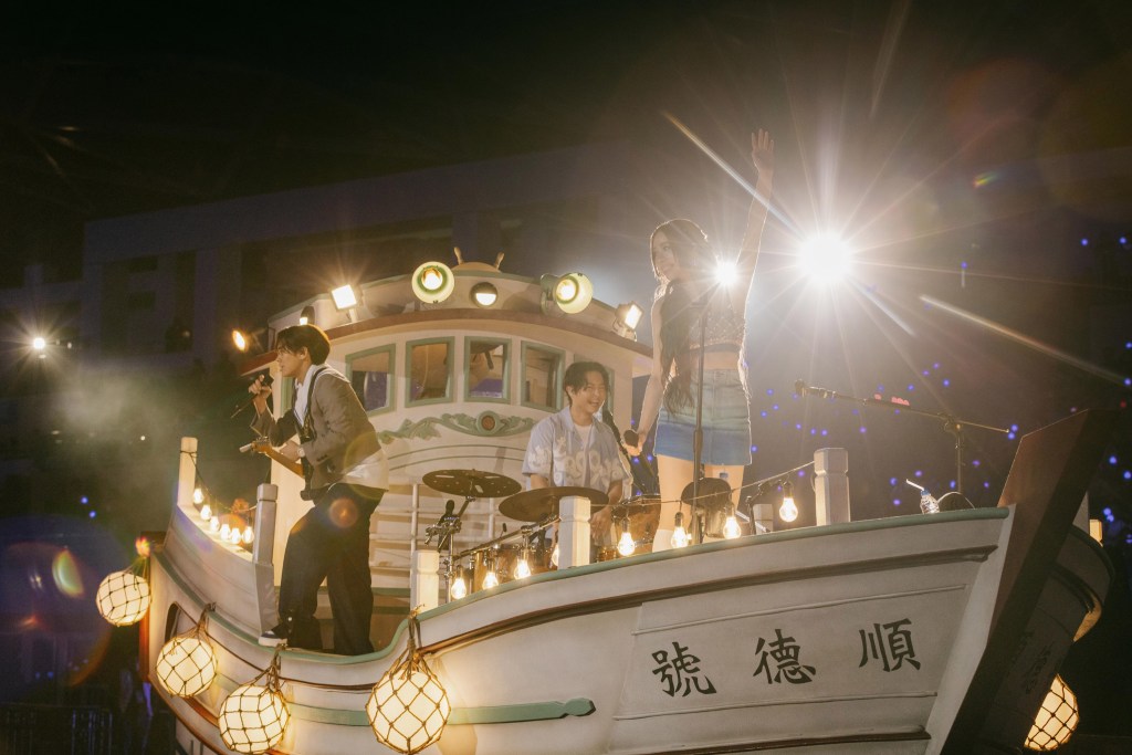 告五人復刻犬青爺爺漁船登場，全場嗨爆