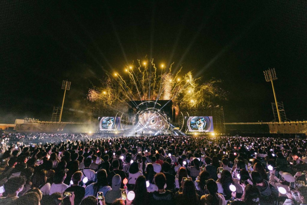 告五人〈新世界〉煙火震撼開場，2萬人尖叫呼喊告五人