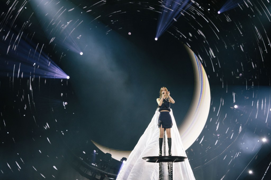 犬青〈帶你飛〉著性感戰袍搭乘升降舞台霸氣直升3層樓高，身後銀色天幕裙擺隨風飄散至主舞台