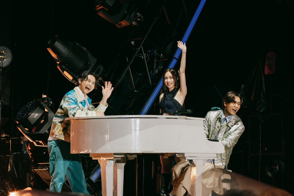 告五人在《宇宙超有趣》與哈瓜打招呼