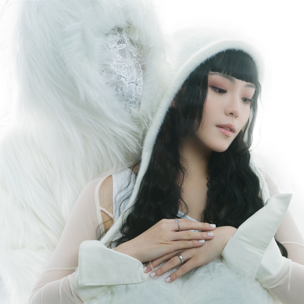 在 MV 中李嫣與白色毛怪是主從關係