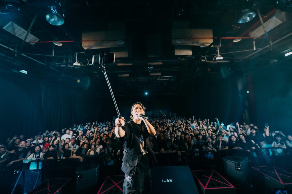 地鐵大站 Miss Ko與觀眾自拍