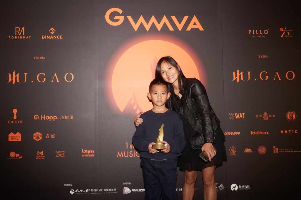 第一屆【金狼獎】最佳美術設計獎得主: 郭志達 (王心凌〈Bite Back〉)