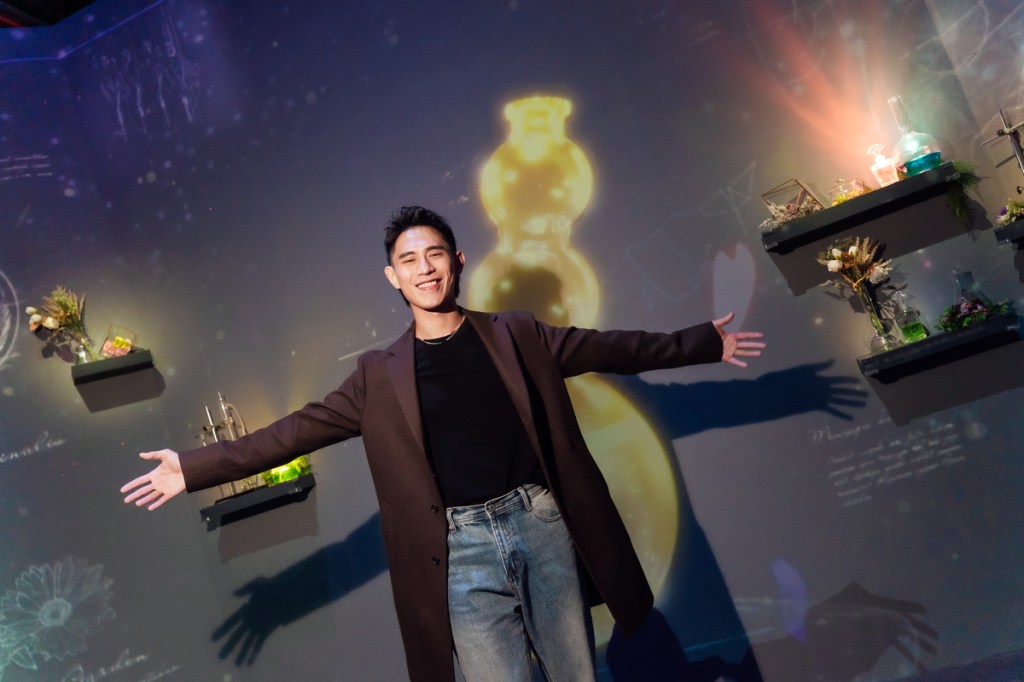 【NEWS】柏霖PoLin逛「花之舞光影展」放鬆心情並啟發創作靈感 透露新歌曲風偏民謠 5/3台北Legacy《懂柏霖》專場將演唱