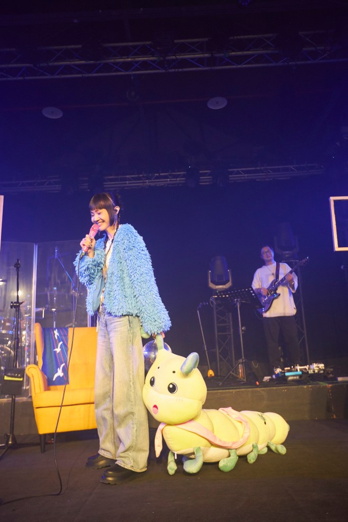 樂團還準備一條身長160公分的「青虫巨型玩偶」,瞬間成為當日吉祥物