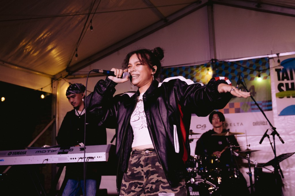 臺德混血新秀Majin在戶外舞台展開序幕,她帶來多首個人創作,向現場觀眾展現初登美國的自信與熱情