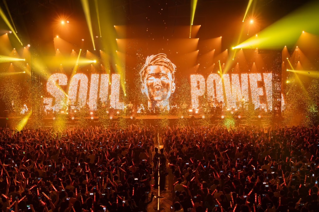 華語樂壇教父陶喆開唱吸引大批00後粉絲朝聖