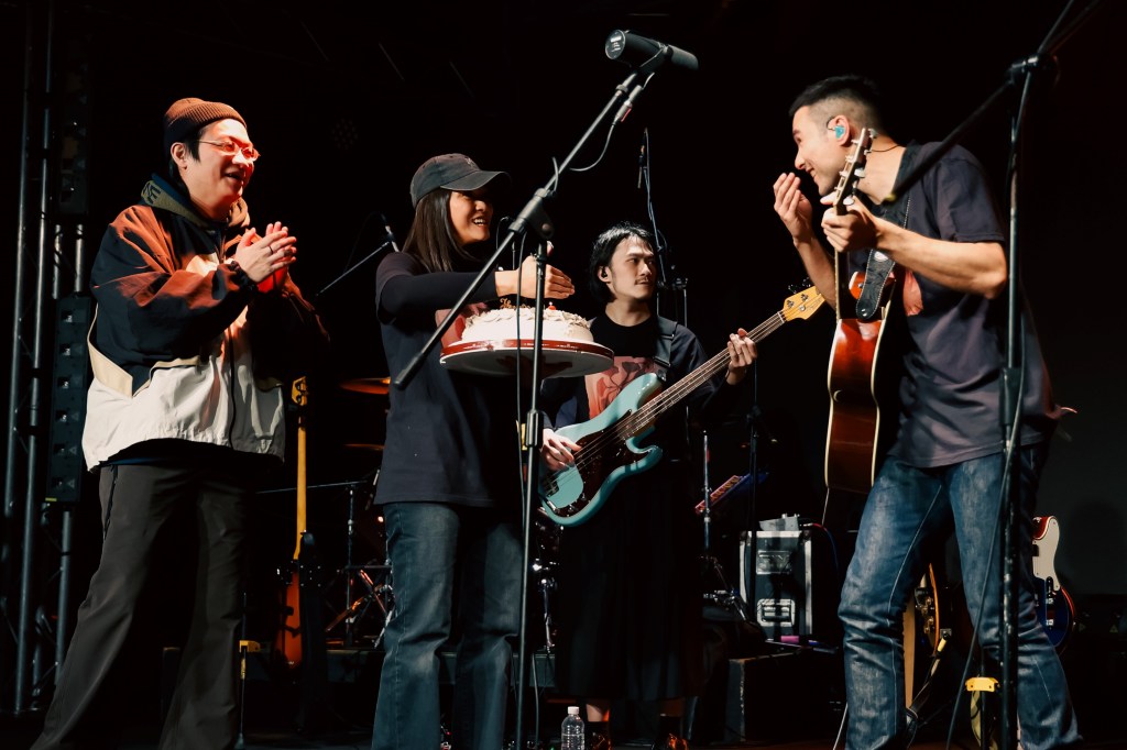 落日飛車主唱國國(左起)與Jessie上台，為鳳小岳驚喜慶生