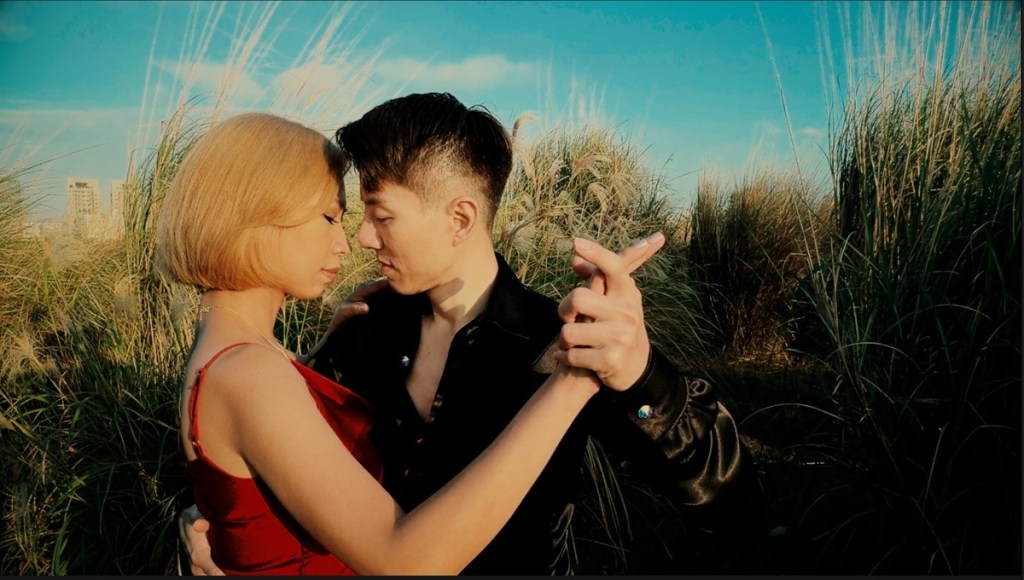 【WIND】雅維‧茉芮釋出全新族語專輯第二波主打〈不要旋轉我〉MV 曲風融合恰恰與探戈 並在MV中與國標舞老師卜元完美配合