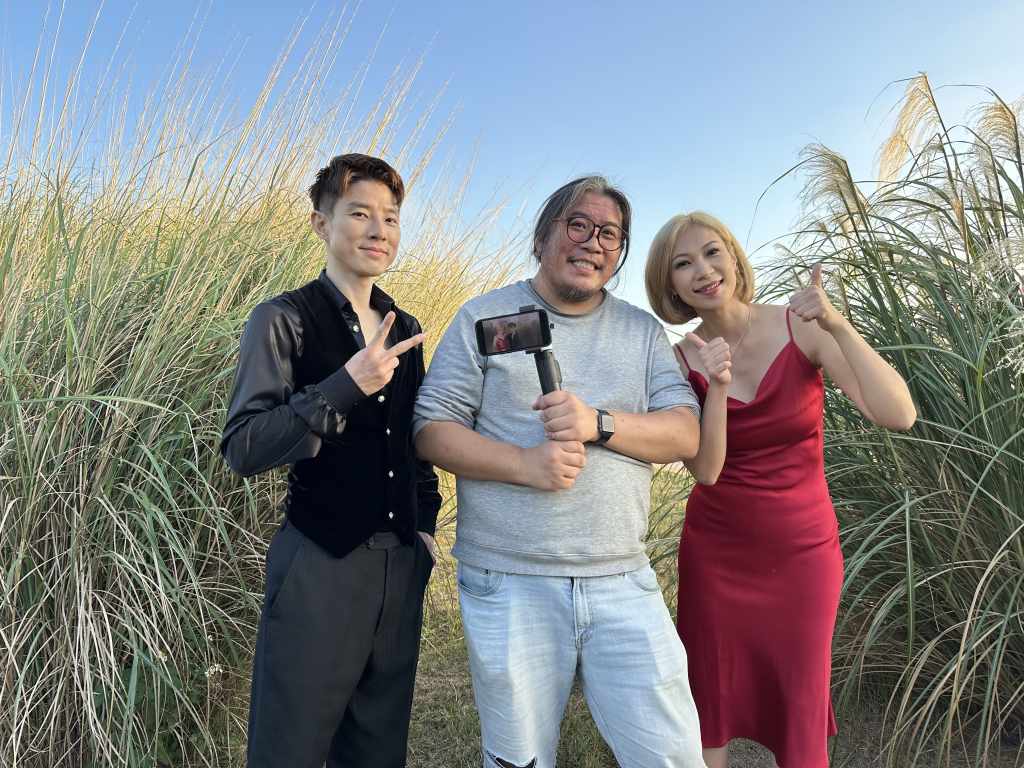 雅維．茉芮與國標舞老師卜元（左）和攝影師好友兼重金屬樂團「腦剎」主唱陳史丹（中）