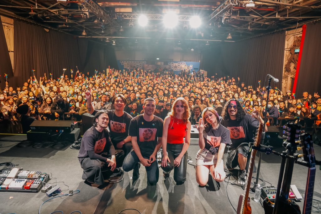 鳳小岳(左三)首場專場吸引千名樂迷朝聖