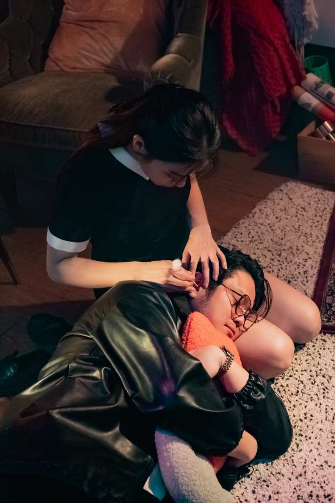 主唱王於MV中飾演黑道老大,和宋芸樺求掏耳朵。