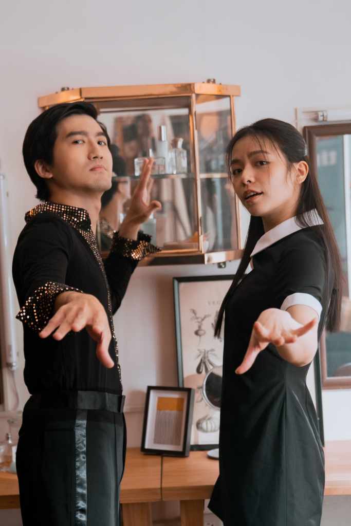 鍵盤手蒙於MV中飾演舞者,想和宋芸樺共跳一支舞。