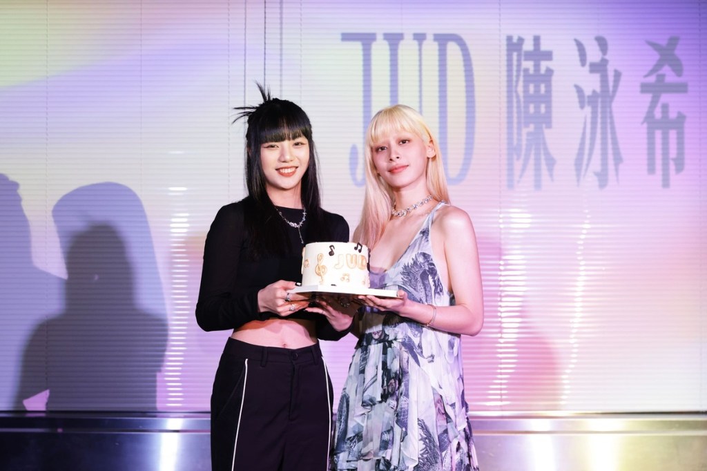 【HIM】JUD陳泳希首張迷你專輯成績亮眼 舉辦首場記者會 自彈自唱Live演出正式向大家自我介紹 同門木木送上鑲金蛋糕慶祝