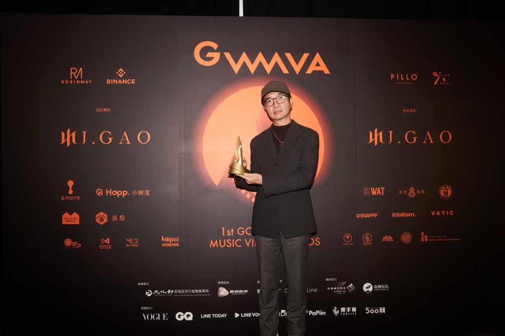 第一屆【金狼獎】Line年度人氣MV獎得主: 惟援哥代領 (王心凌〈Bite Back〉)
