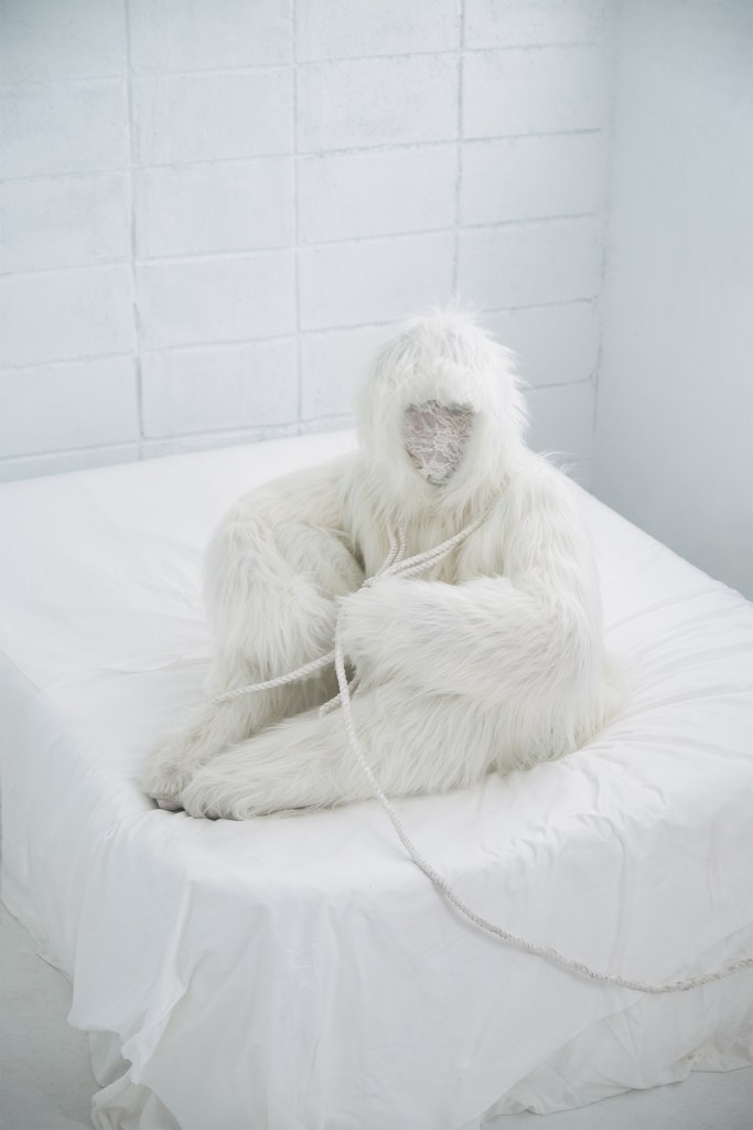 MV 服裝因貨運延遲差點開天窗 造型師攜手阿嬤連夜縫製趕早晨拍攝