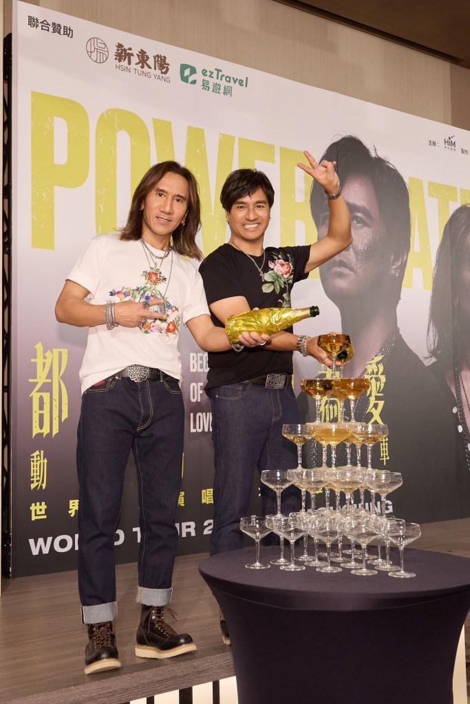 動力火車為「都是因為愛」巡演高雄安可場慶功 (照片提供:華研國際)