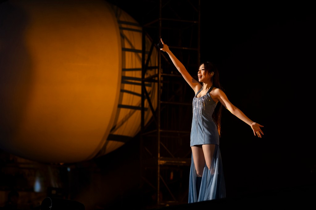 犬青穿著閃爍星光的丹寧合身洋裝,化身宇宙中的銀河系女神