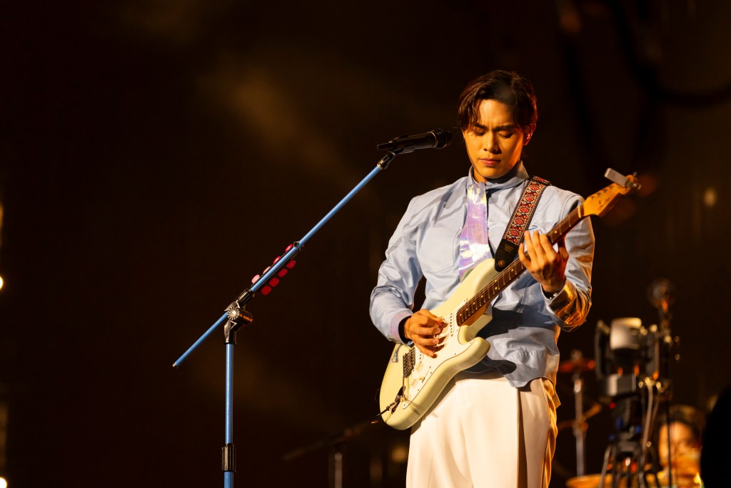 雲安領帶袖口散出霓虹光芒的巧思充滿魅力