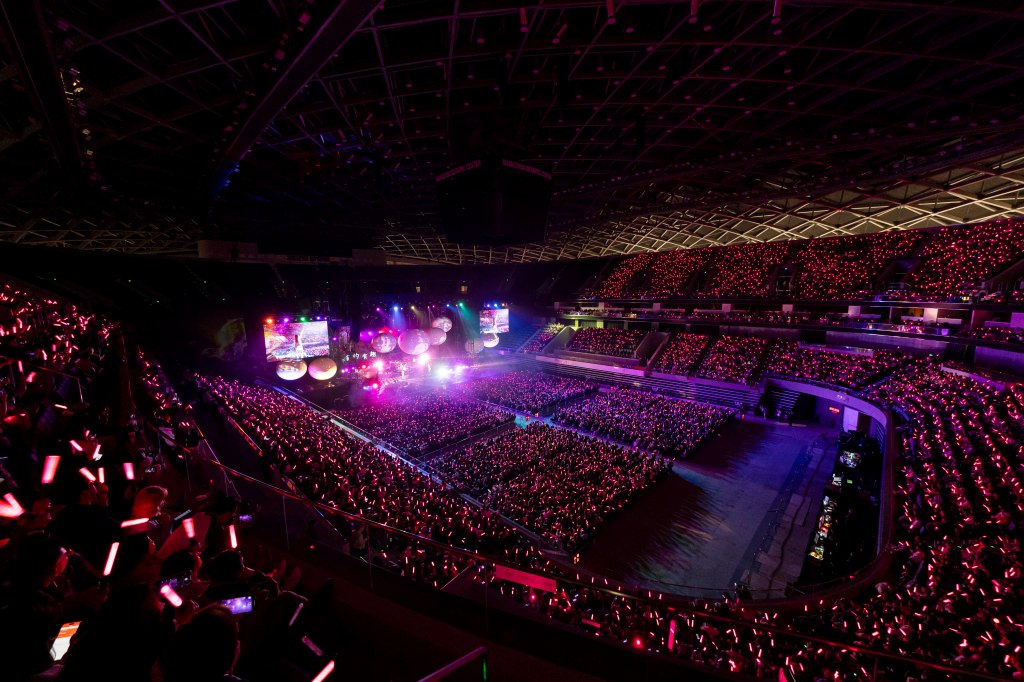 令人目不暇給的燈光、雷射和視覺效果,讓全場沉浸告五人帶來的美好夜生活中