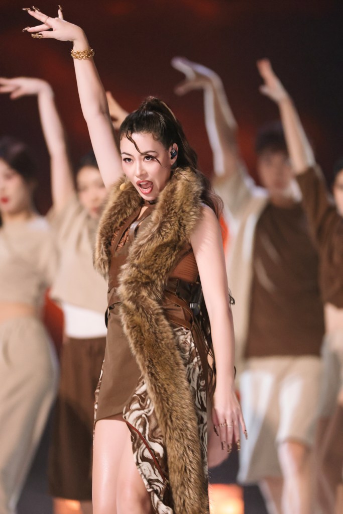 DizzyDizzo蔡詩芸《乘風2024》一公舞台唱跳舞曲〈熱冬〉(照片提供:人見人愛娛樂)