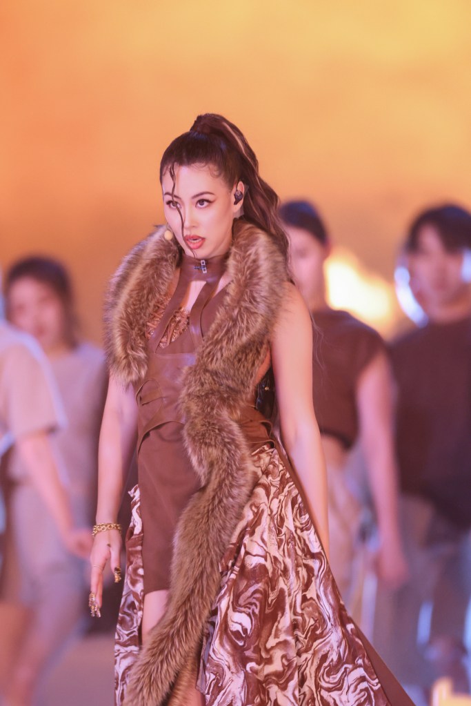 DizzyDizzo蔡詩芸《乘風2024》一公舞台唱跳舞曲〈熱冬〉(照片提供:人見人愛娛樂)