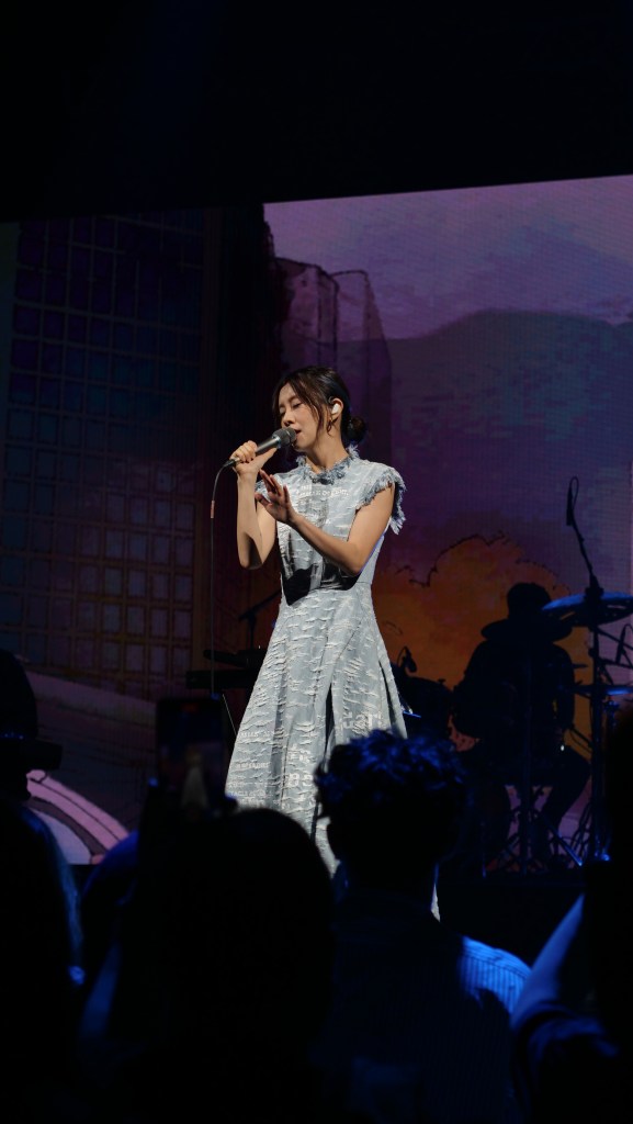 白安入境隨俗選唱王菲經典之作〈執迷不悔〉