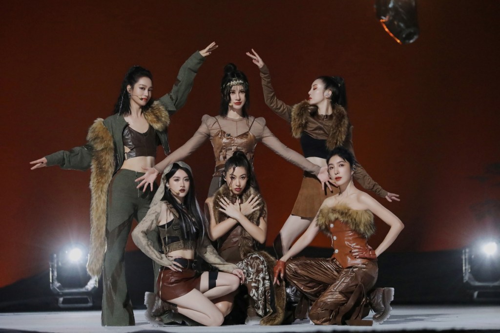 DizzyDizzo蔡詩芸《乘風2024》一公舞台唱跳舞曲〈熱冬〉(照片提供:人見人愛娛樂)