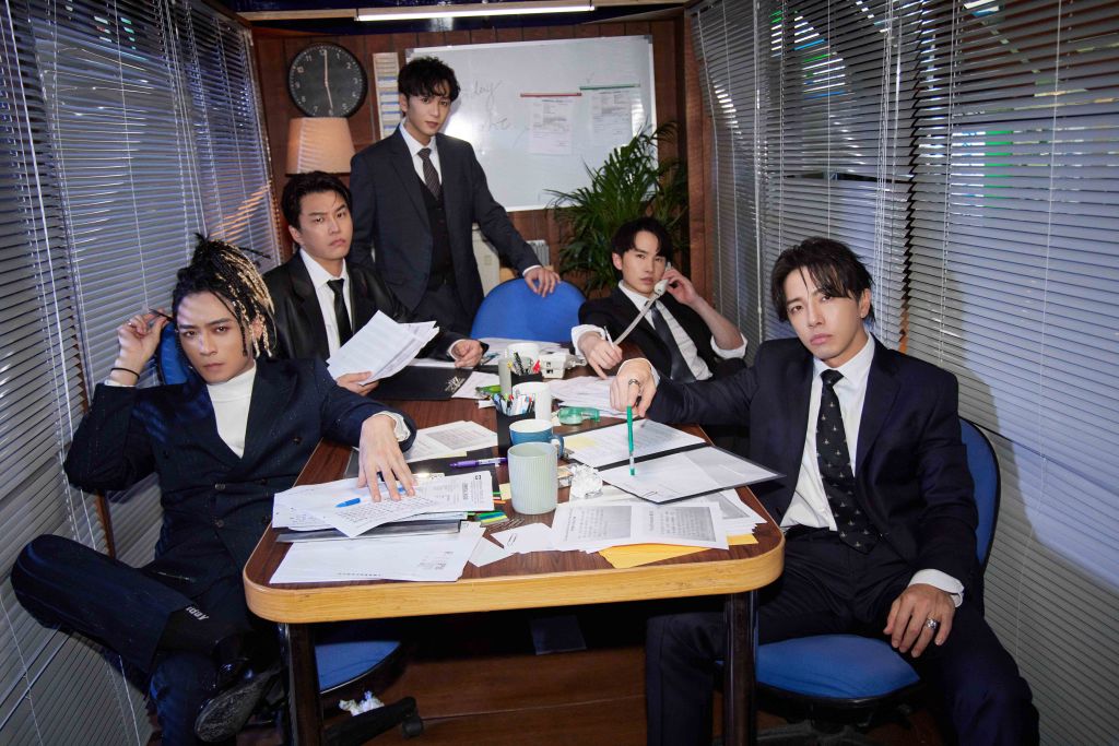 Energy特別穿上上班族西裝打起領帶，象徵工作不順的上班族渴望週五下班時盡情解放