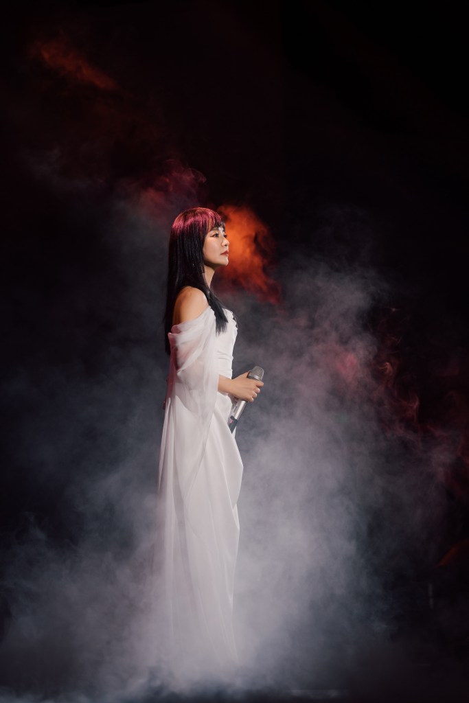 多首噹式情歌連唱,全場慢歌哭出來